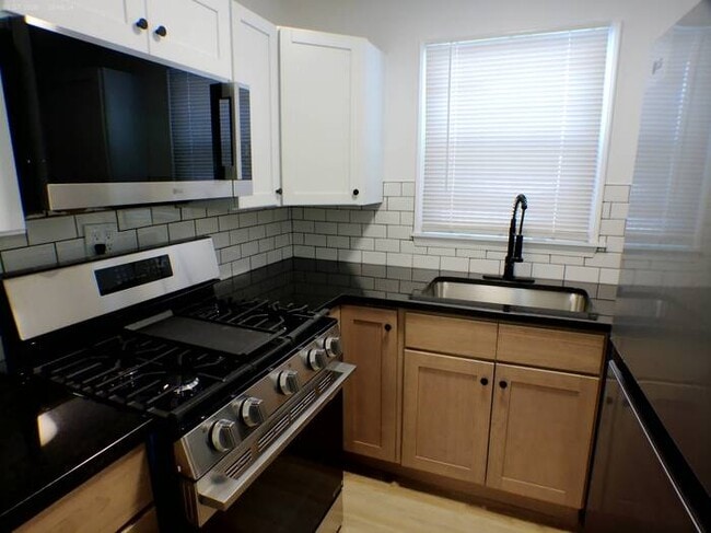 Building Photo - Cozy 3 bedrooms and 1 bath with vanity off S Crystal Ave in sought area off W 23rd St Independenc...