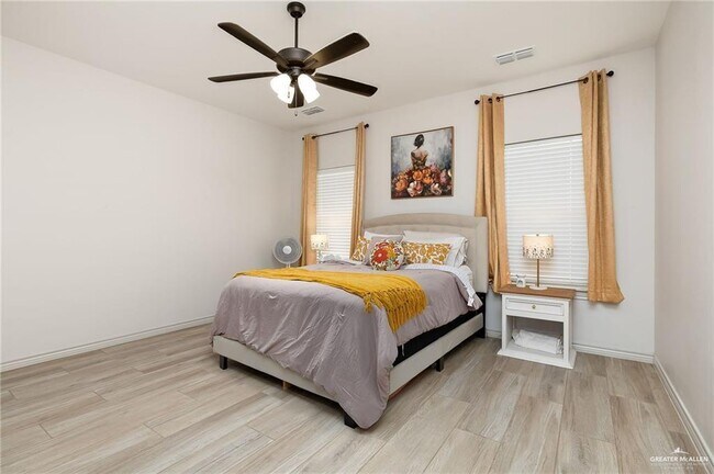 Building Photo - 18 Central Park St