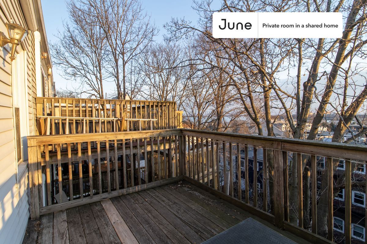 Building Photo - Private bedroom in 5 bed/2 bath Home