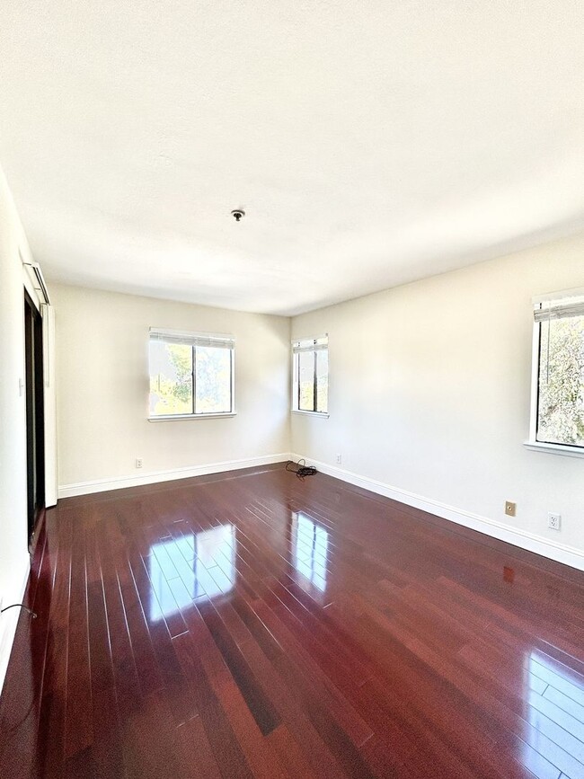 Building Photo - First-Floor 2-bedroom/2-bathroom Condo In San Carlos Available Now!