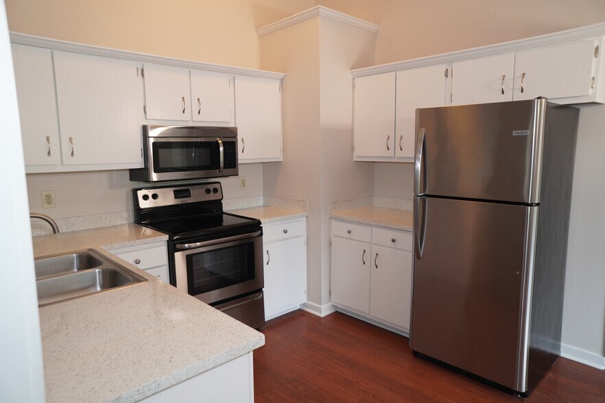 Building Photo - 1133 Oakcrest Dr