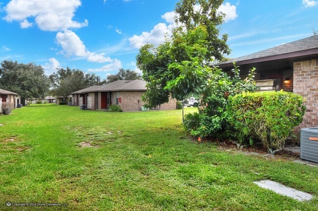 Building Photo - ****Cozy 1 Bedroom Apartment in Eagle Lake...