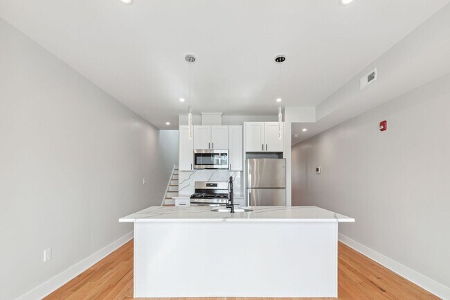 Building Photo - 2427 W Thompson St