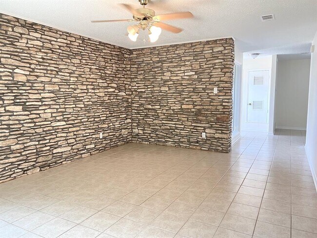 Building Photo - 2305 Western Trails Blvd