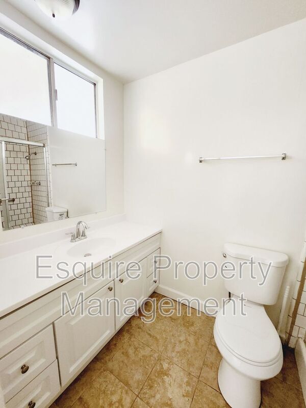 Building Photo - 2056 N Ventura Rd