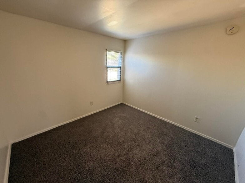 Building Photo - 1137 E Adelaide Dr