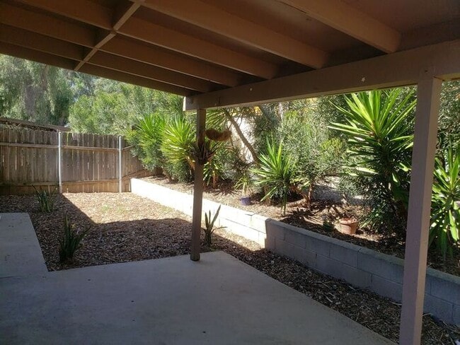Building Photo - Duplex Townhome with Huge yard on Cul de S...