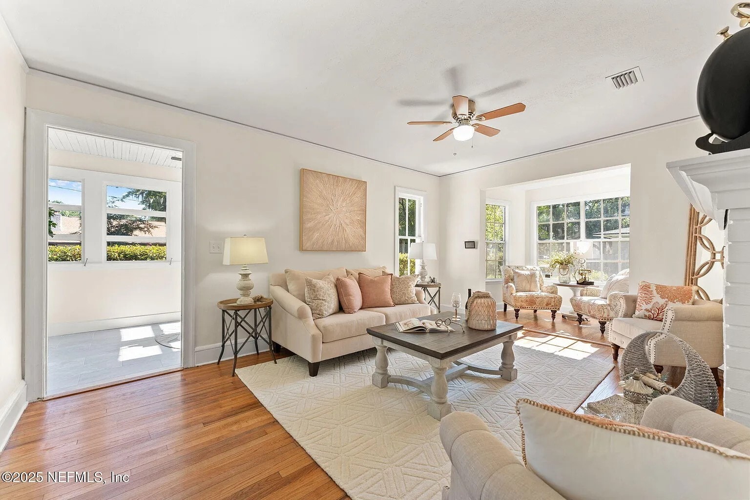 living room - 4744 Glenwood Ave