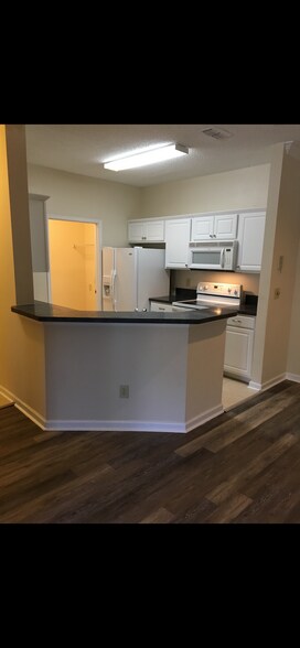 Building Photo - 10000 Gate Pky N