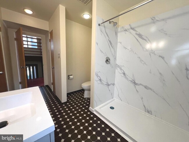 Building Photo - Beautiful 3bd 3bth contemporary A-framed home in the prestigious Eagle's Nest community.