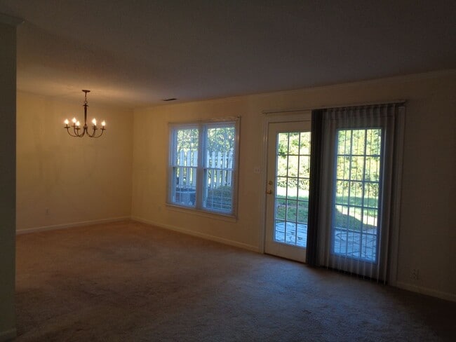 Building Photo - Peacehaven/Sherwood Forest Townhouse