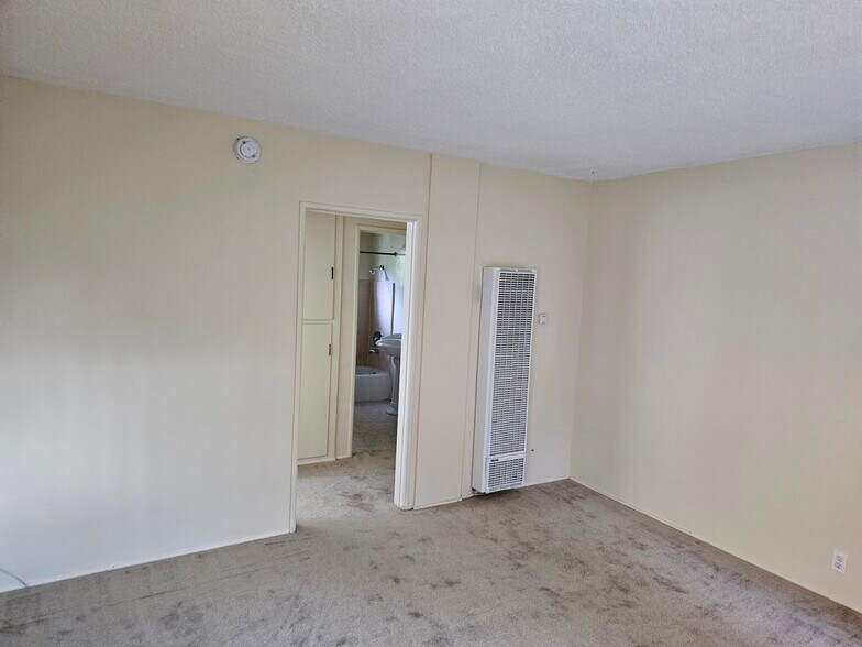 Building Photo - 1336 W Valencia Dr