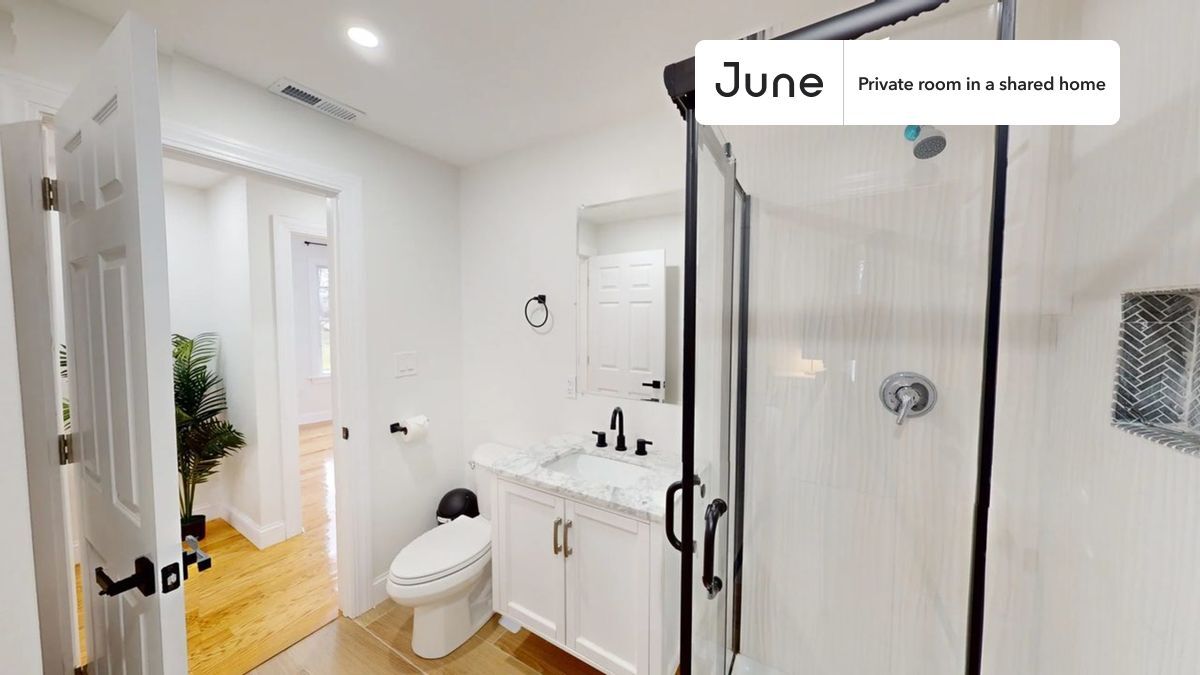 Building Photo - Private bedroom in 4 bed/2 bath Home