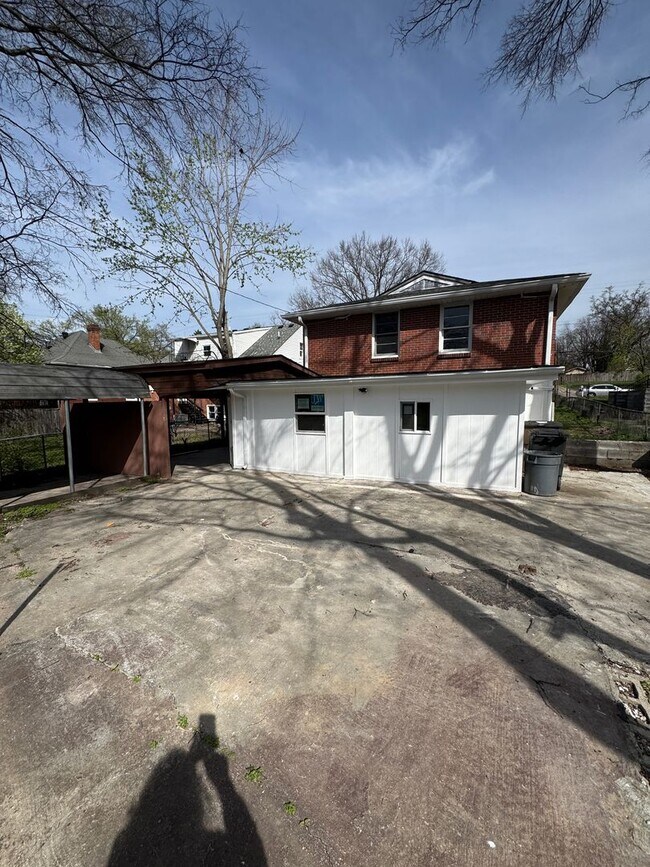 Building Photo - 1036 Seymour Ave