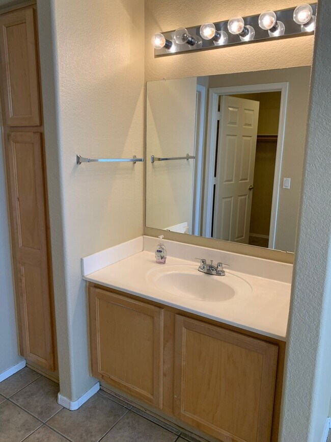 Building Photo - Beautiful 2 bedroom condo in Tempe