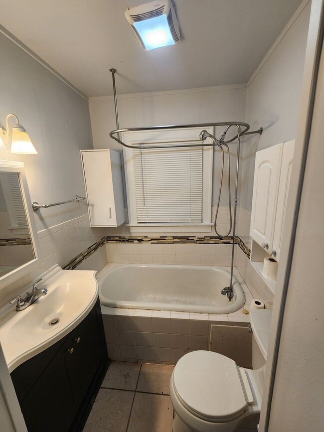 Building Photo - Adorable 2 bedroom 1 bath with spacious closets, detached garage, and updated floors!!