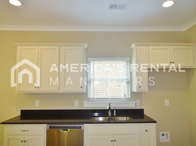 Building Photo - Gorgeous 2 -Story Home for Rent in Lake Cy...