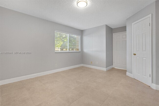 Building Photo - 12400 Vista Isles Dr