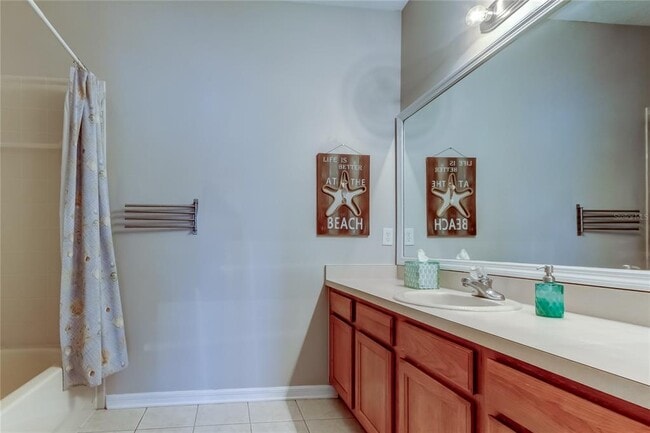 Building Photo - 1138 Hillhurst Dr