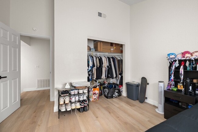 Building Photo - Spacious lot with no back house!