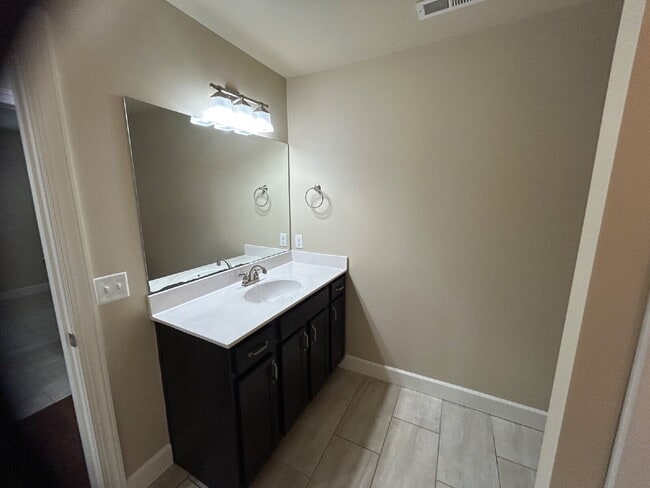 Building Photo - "Charming 3-Bed Condo in Cookeville with Granite Touches and Spacious Living!"