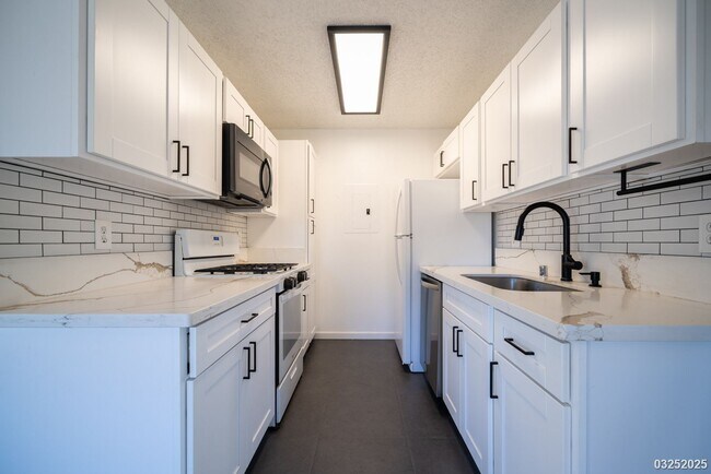 Building Photo - $2,900 / 2 BED / 1.5 BATH / 2 PARKING Condo in Ewa Gentry