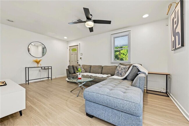 Building Photo - 1416 Graymont Dr SW