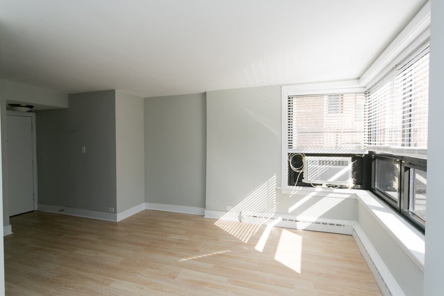 Building Photo - 450 W Wellington Ave