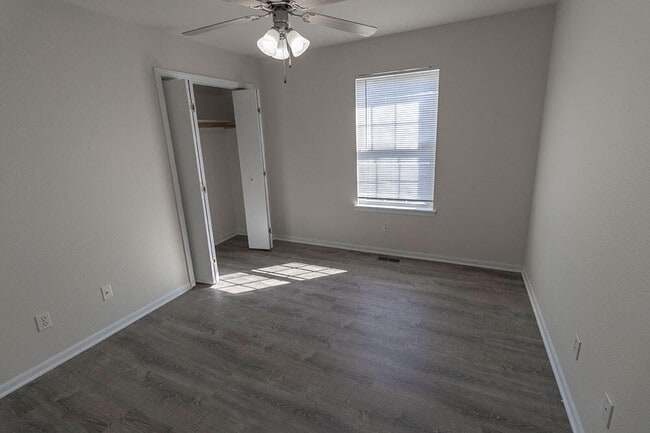 Building Photo - 5000 Derby Ridge Dr