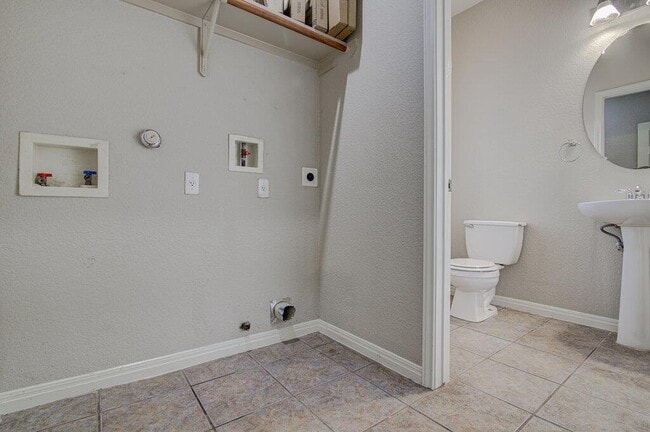 Building Photo - 1702 Singleton Ave