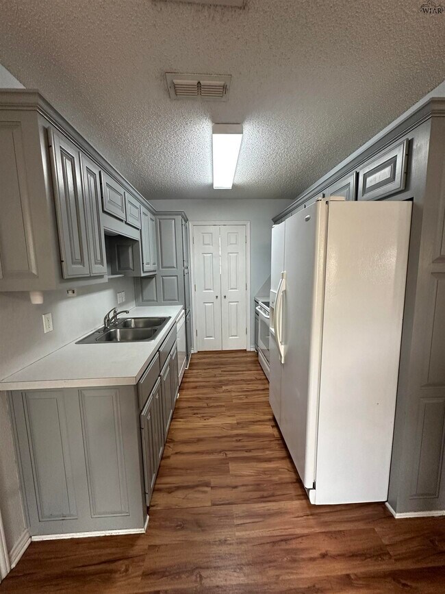 Building Photo - 4314 Grandview W