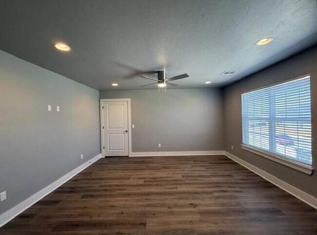 Building Photo - 604 Abadan Dr