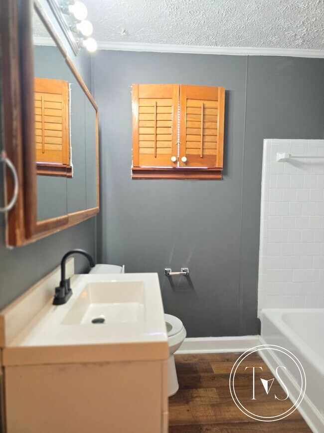 Building Photo - Charming 3-bedrooms/1-bath home in LaRoche Park