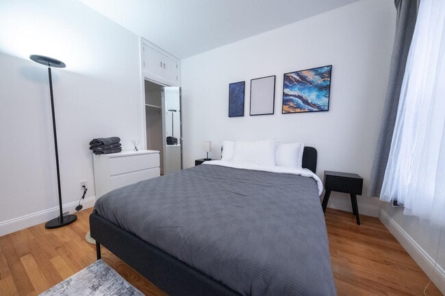 Building Photo - 302 E 104th St