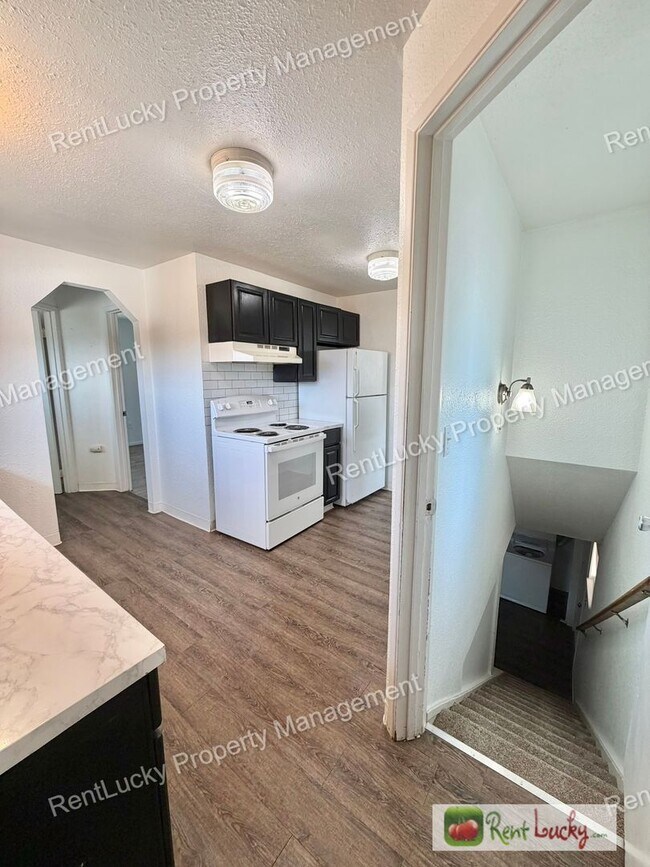 Building Photo - Amazing 3 Bedroom Home in Beacon Hill with Extra Parking and Great Layout!