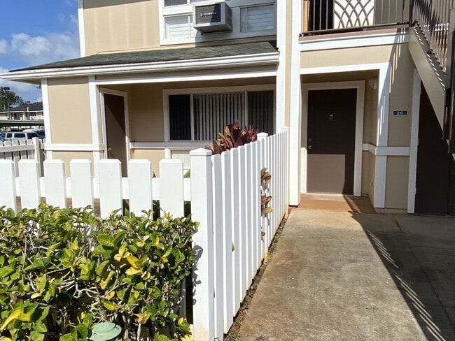 Building Photo - Highly Desirable 3 bedroom Town house in H...