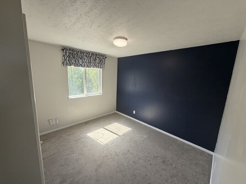 Building Photo - 704 Country Club Dr