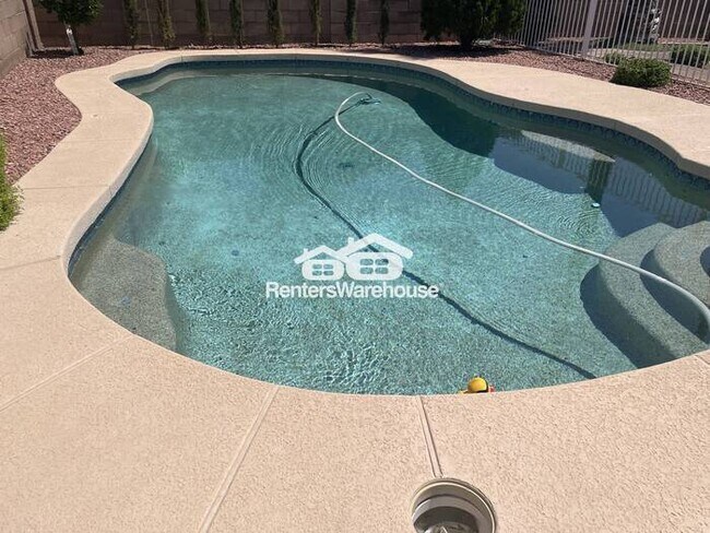 Building Photo - Hillcrest Beauty 4bed 3bath P00L Grass Bac...
