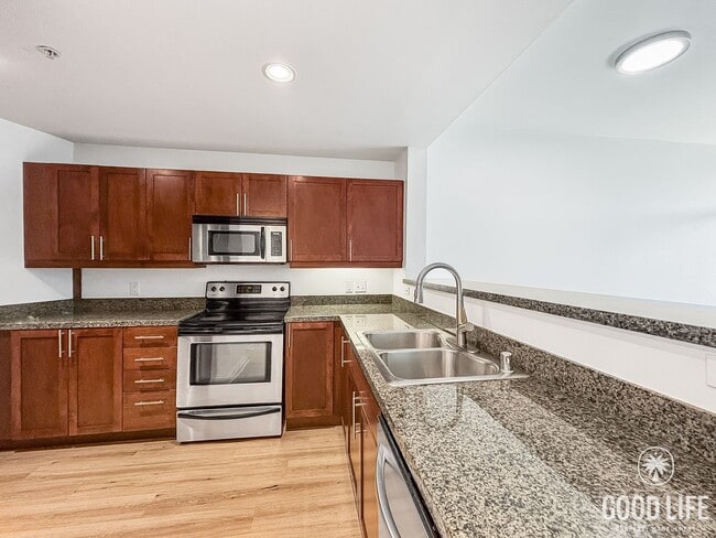 Building Photo - Charming 1BD/1BA Condo in East Village with Petco Park Views, A/C, W/D, Balcony, Community Gym & ...