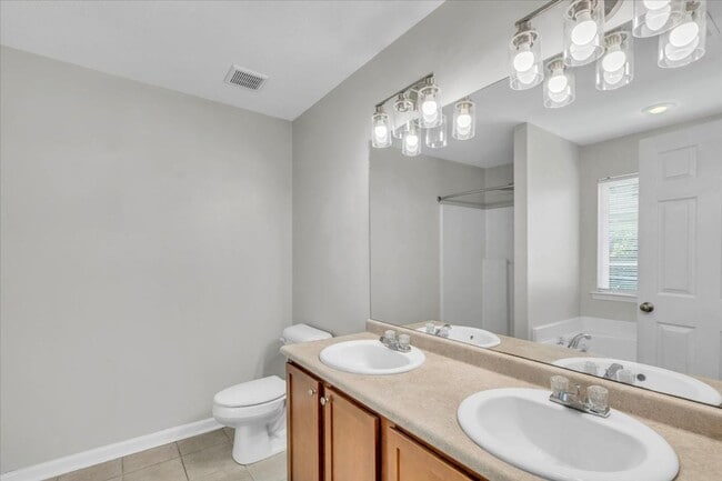 Building Photo - Perfectly Located 3 Bed, 2 Bath Home in Li...