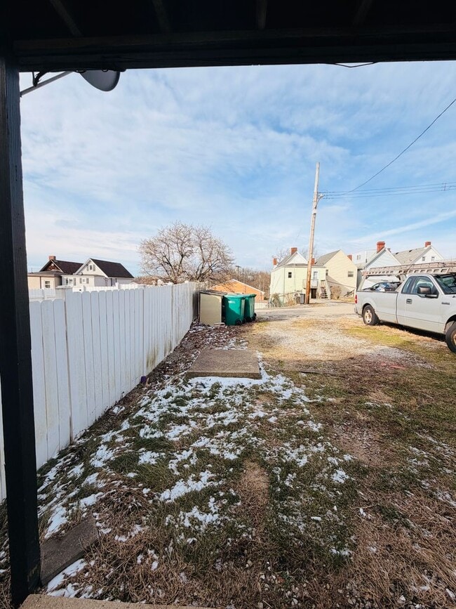 Building Photo - One Bedroom on Quiet Street w/ Parking