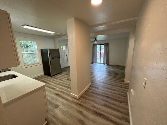 Building Photo - Cute 3 Bedroom, 1 Bathroom Home in Sunset Hill!