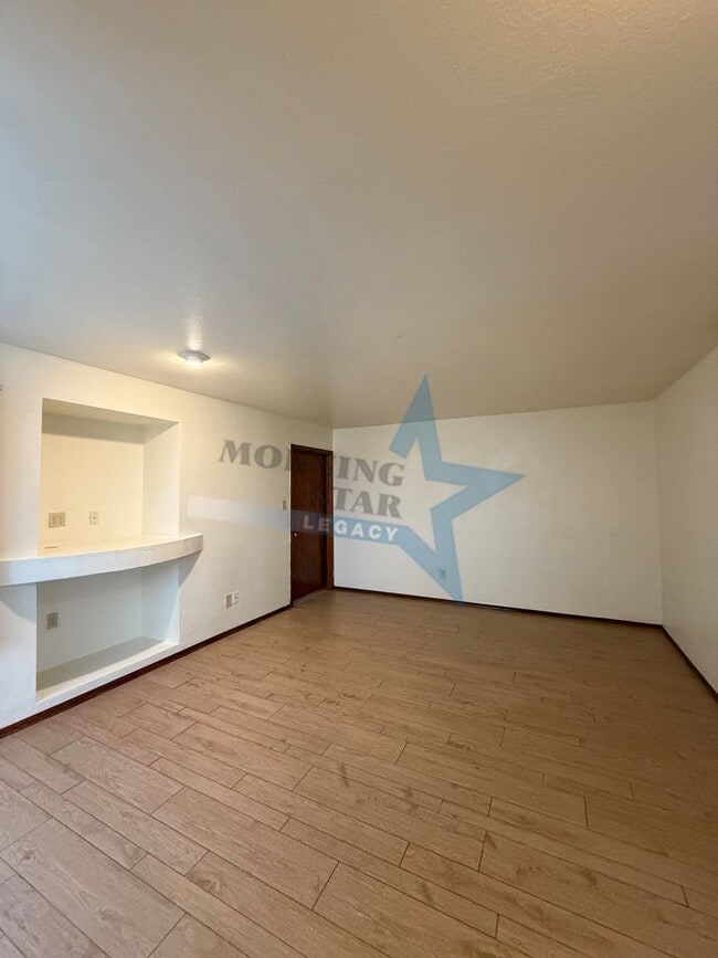 Building Photo - 2 bed townhouse w/garage and enclosed yard!