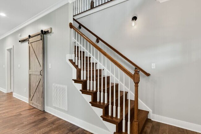 Building Photo - Beautiful Rental in The Highlands – Spacio...