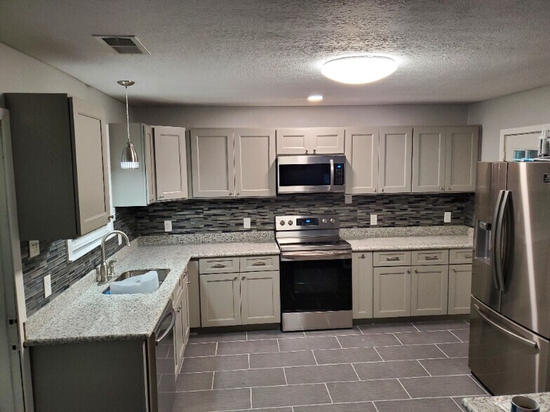 Building Photo - 604 Maple St