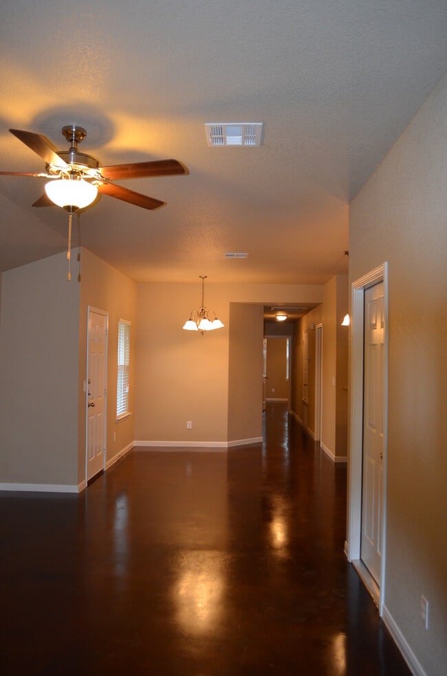 Building Photo - 1609 Pontotoc Ter