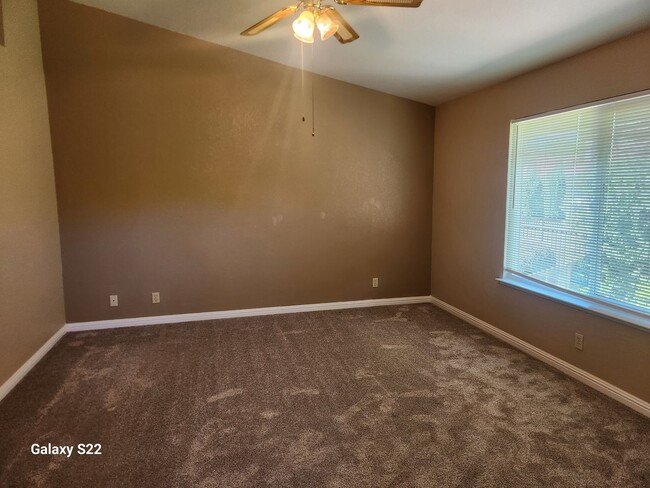 Building Photo - Beautiful 4 bedroom, 3 bathroom home locat...