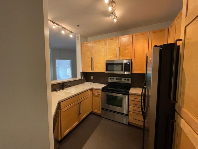 Building Photo - Upscale Condo In Park West