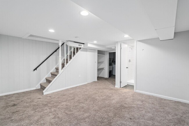 Building Photo - 885 Jaydee Ave