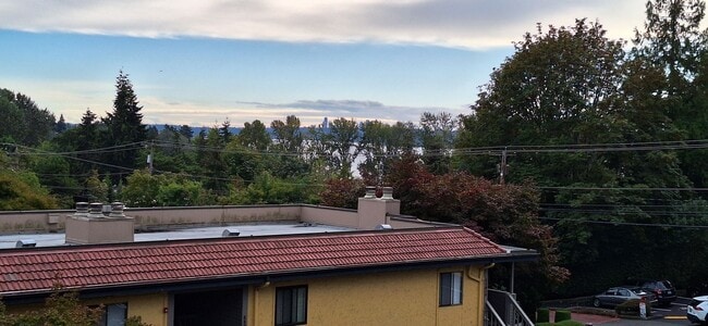 Building Photo - Luxurious 2-Bed, 2-Bath Condo with Spectacular Views and Designer Upgrades in Kirkland!!